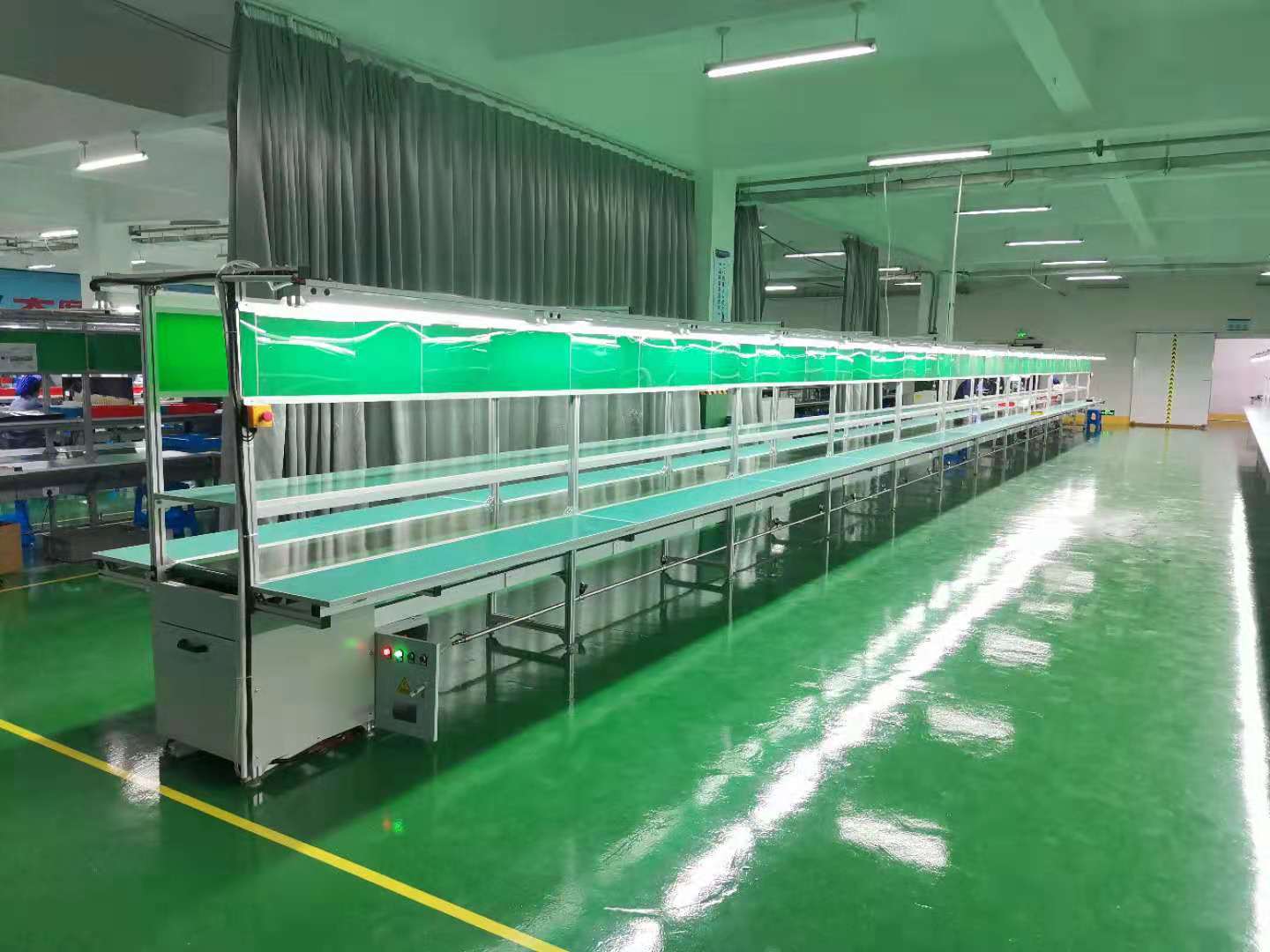 兩臺(tái)流水線工作臺(tái)發(fā)往安徽阜陽(yáng)安裝調(diào)試