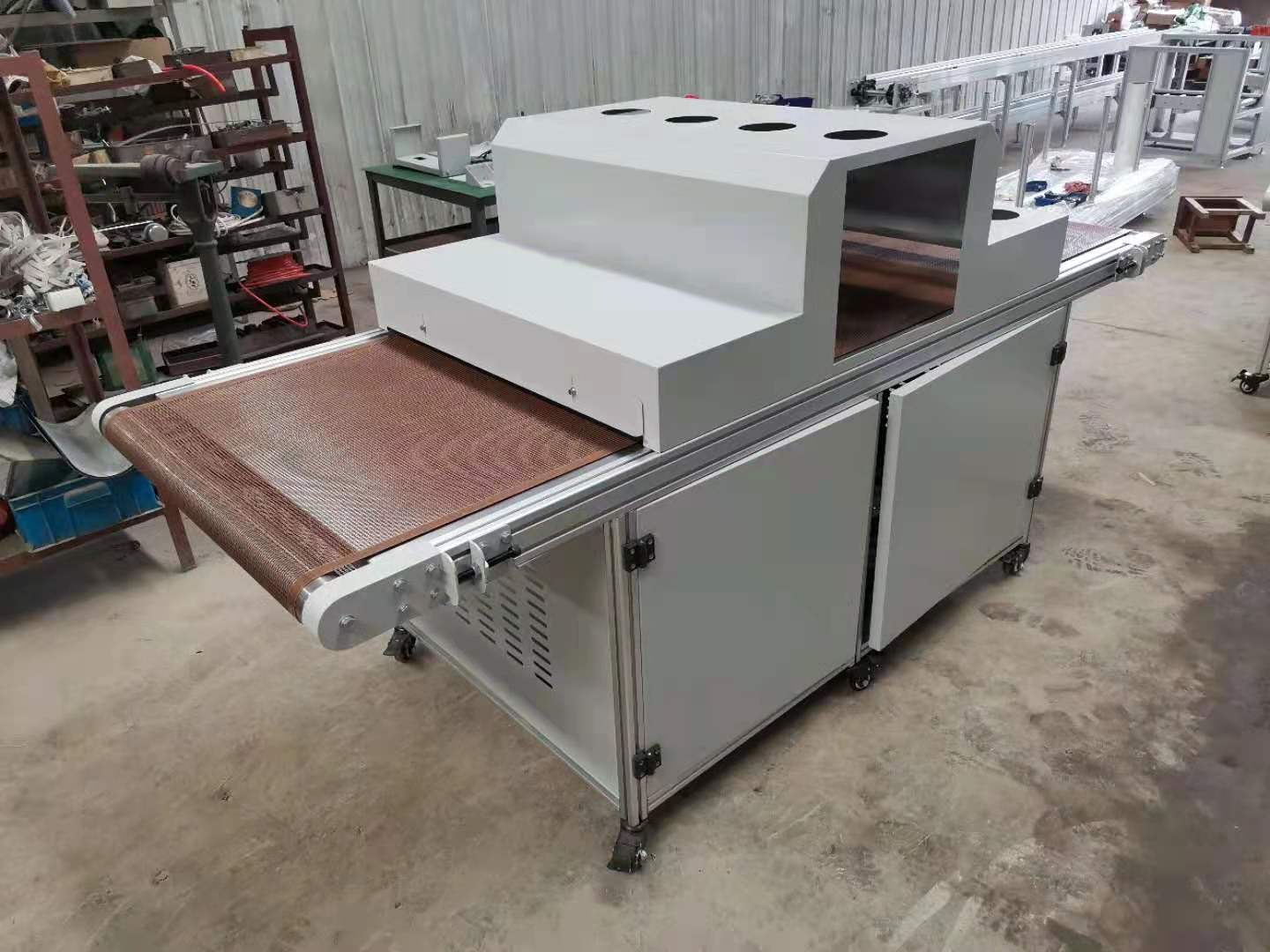  兩臺(tái)特氟龍網(wǎng)帶輸送機(jī)發(fā)往深圳光電科技有限公司安裝調(diào)試