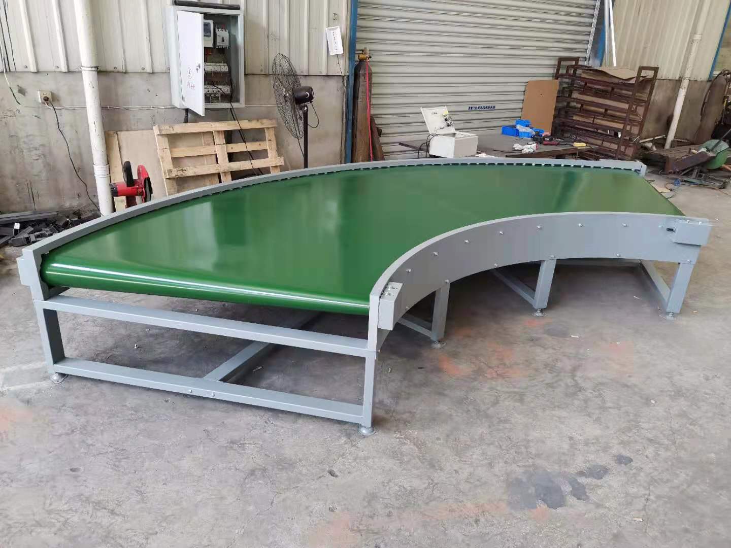 一臺(tái)4米長(zhǎng)轉(zhuǎn)彎皮帶機(jī)發(fā)往安徽電子廠進(jìn)行安裝調(diào)試