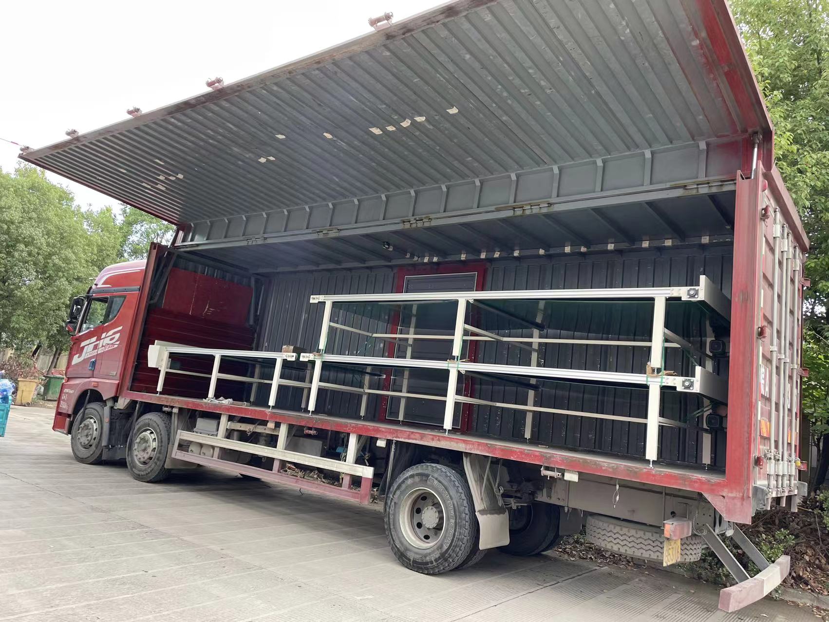 3臺1米8寬鋁型材皮帶機發(fā)往廣汽集團