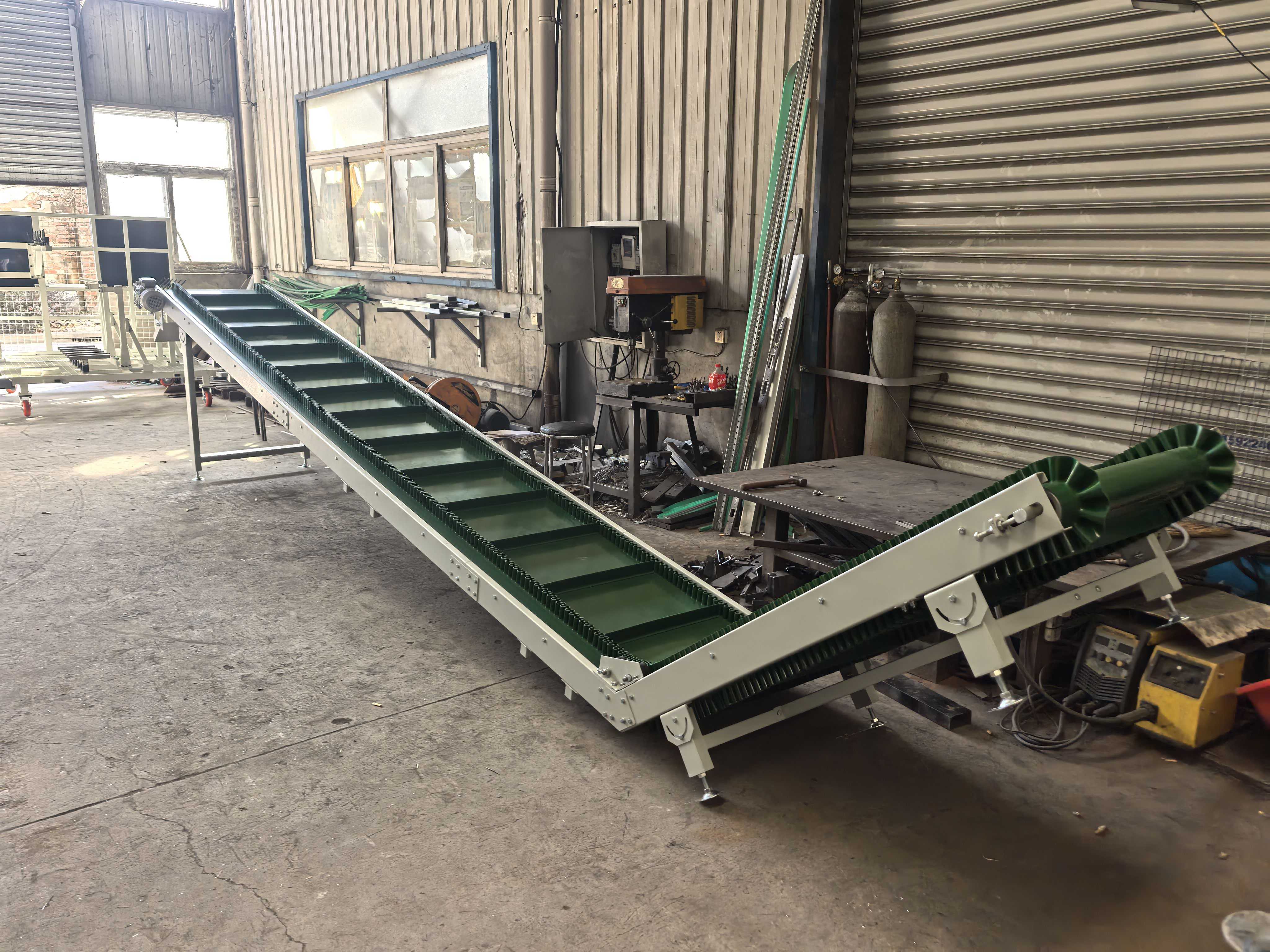 裙邊爬坡皮帶輸送機(jī)