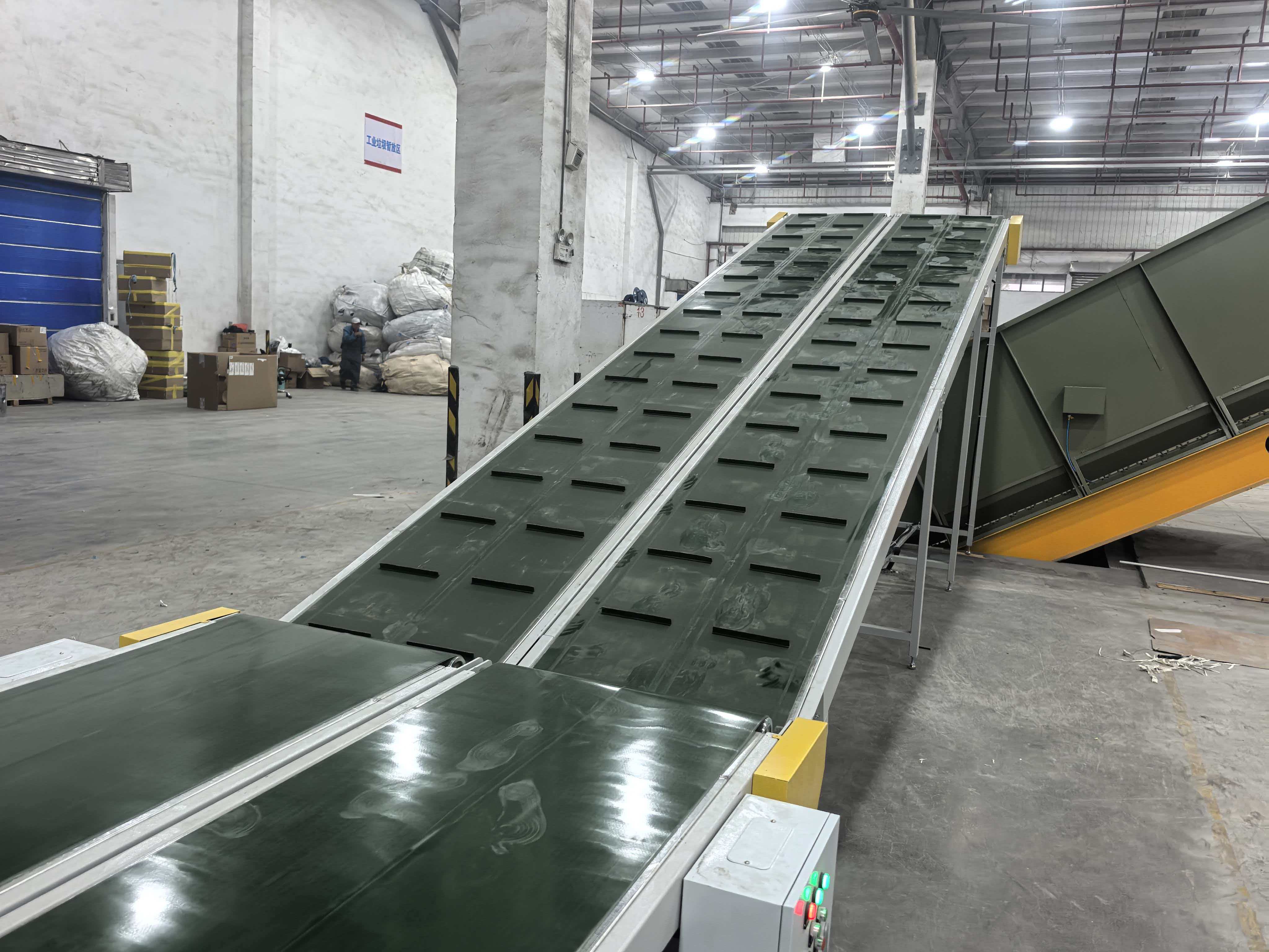 四臺(tái)皮帶機(jī)設(shè)備在合肥客戶現(xiàn)場(chǎng)安裝調(diào)試